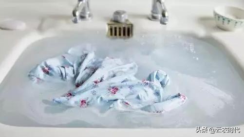 洗衣机衣服染色怎么洗掉妙招,红色的衣服染色怎么洗掉妙招