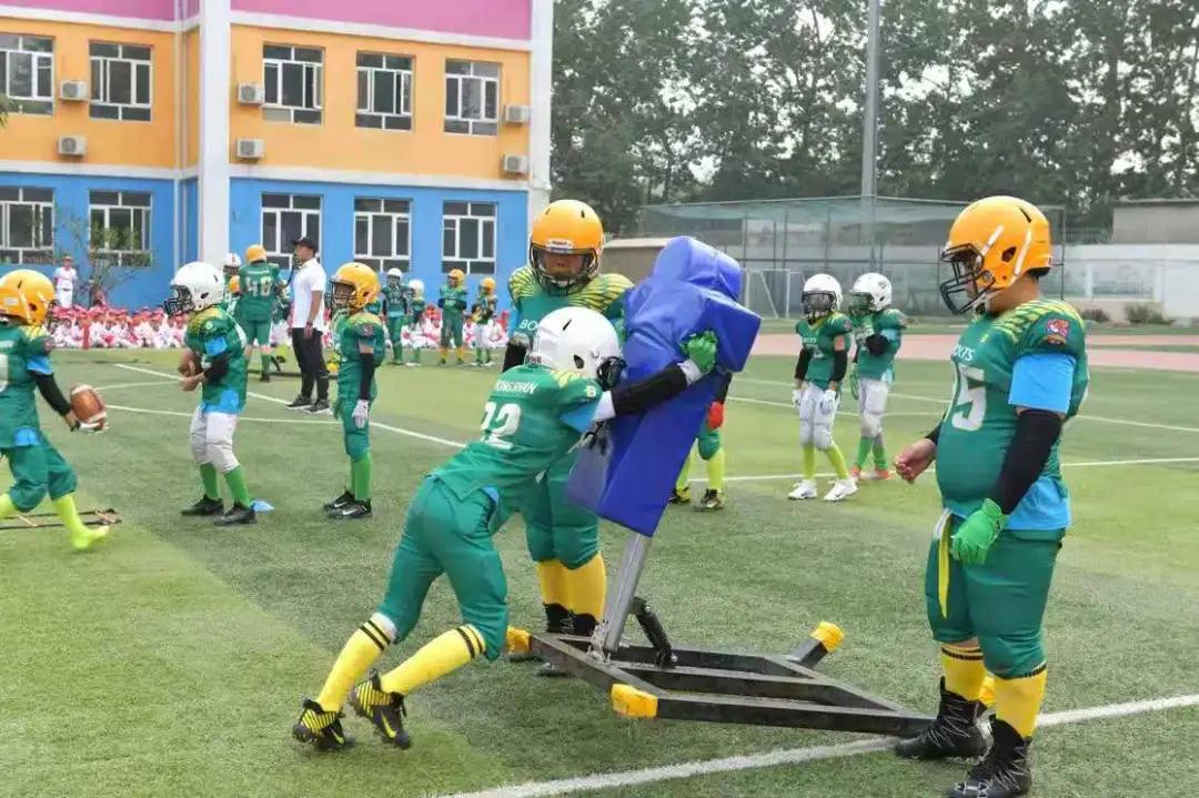 一共有207人参加体操表演,一百多人体育节开场