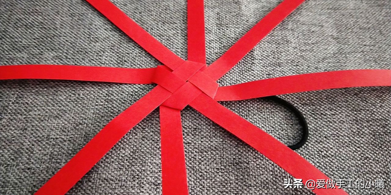 用折星星的纸条做灯笼,用纸条折红红的小灯笼