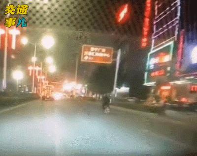 一组动图警示你：耍酷炸街一时爽车倒人进“鬼门关”！