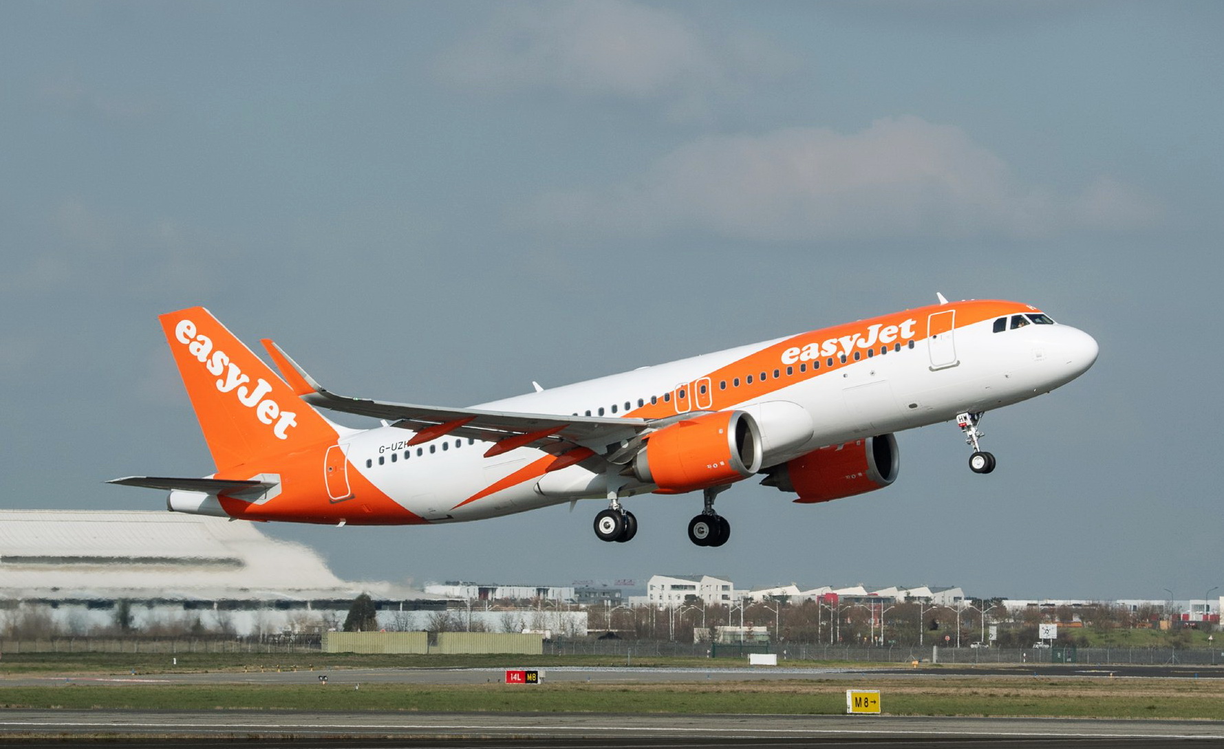 机智如我！行李超重8公斤，“省钱爸”15件衣服穿身上免96英镑