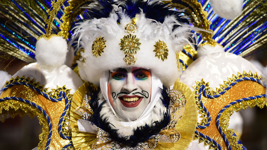 女人去巴西旅游,巴西邀请朋友洗澡要穿衣服吗