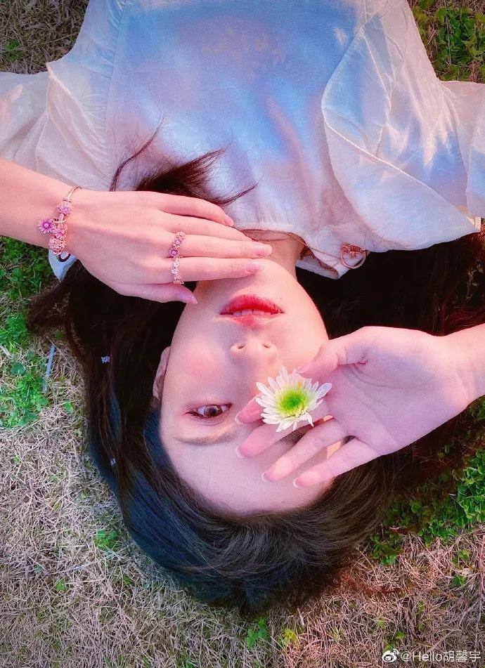 模特拍照姿势怎么调,模特拍视频如何保持松弛感