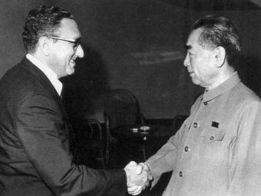 美国记者刁难周总理:为何用美国造的钢笔?周总理的回答打脸记者