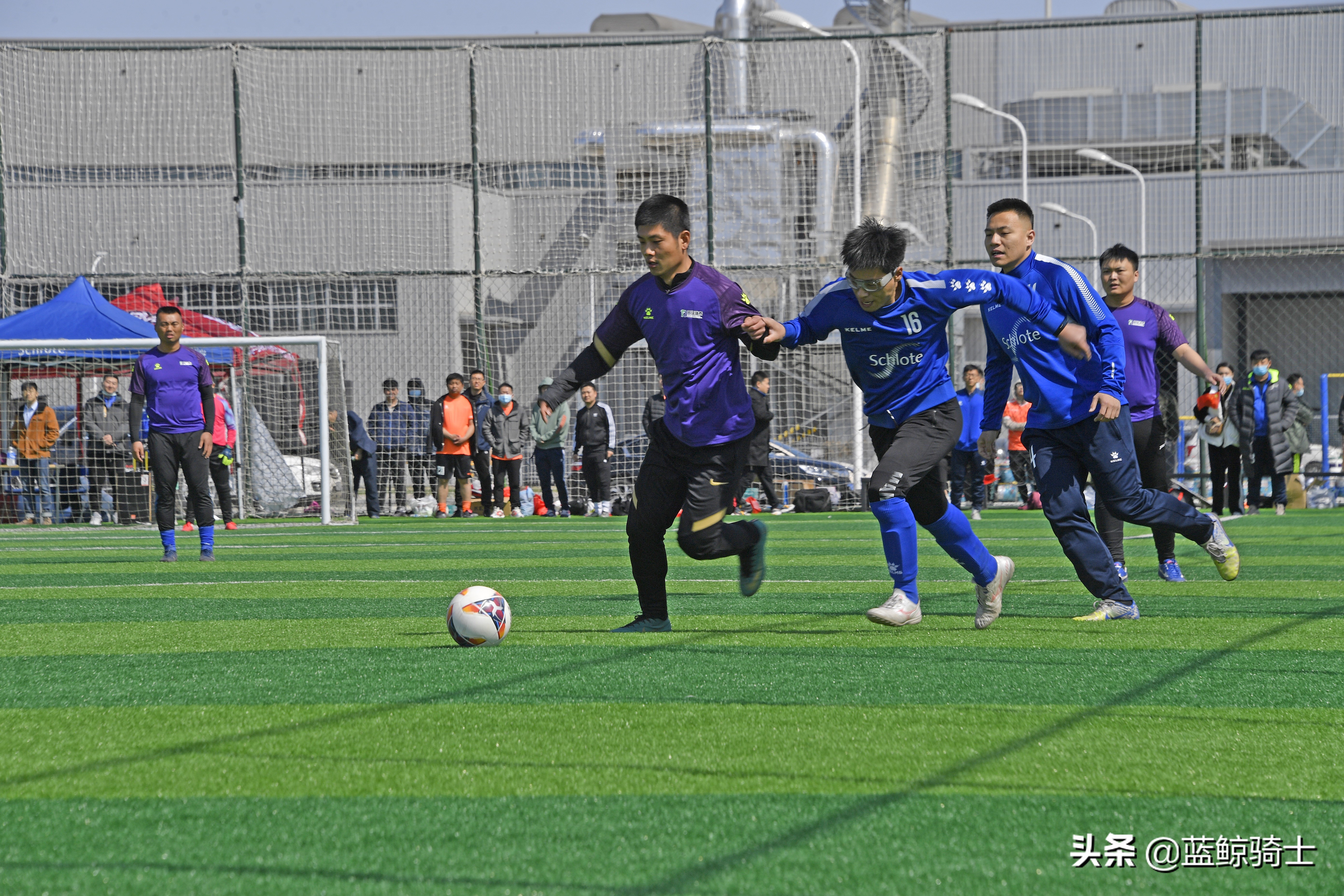 天津一家德国汽车配件工厂内的足球比赛