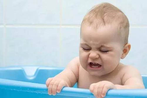 宝宝突然一洗澡就哭是怎么回事,宝宝洗澡哭得可伤心了