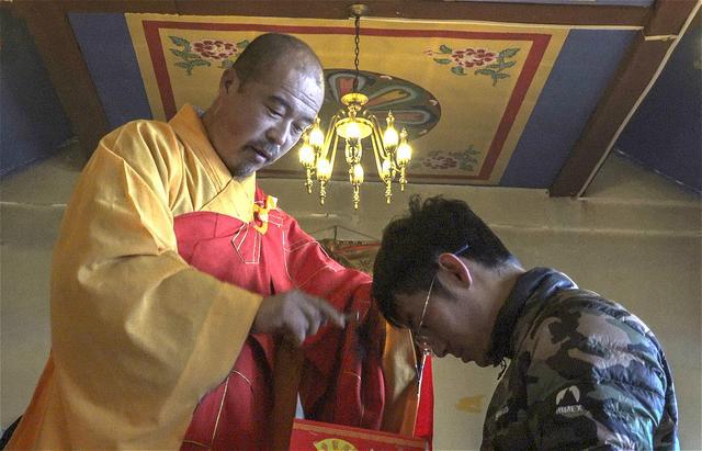 一大学生因感情受挫，遁入五台山，一心向佛，他现在状况如何？