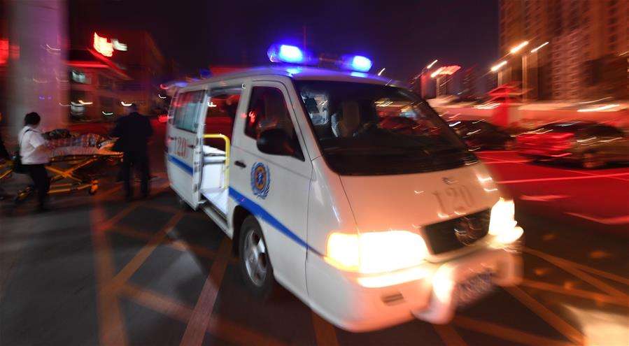 宝宝喝奶被呛到咳完立刻接着喝,小宝宝喝奶被呛到妈妈急救