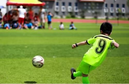 清华难进，足球队两少年却靠踢足球进清华，念书的情何以堪？