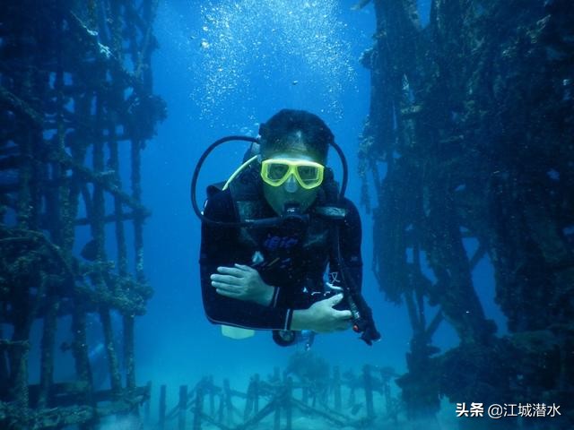 潜水会浮起来怎么办,如何潜水在水底不浮起来