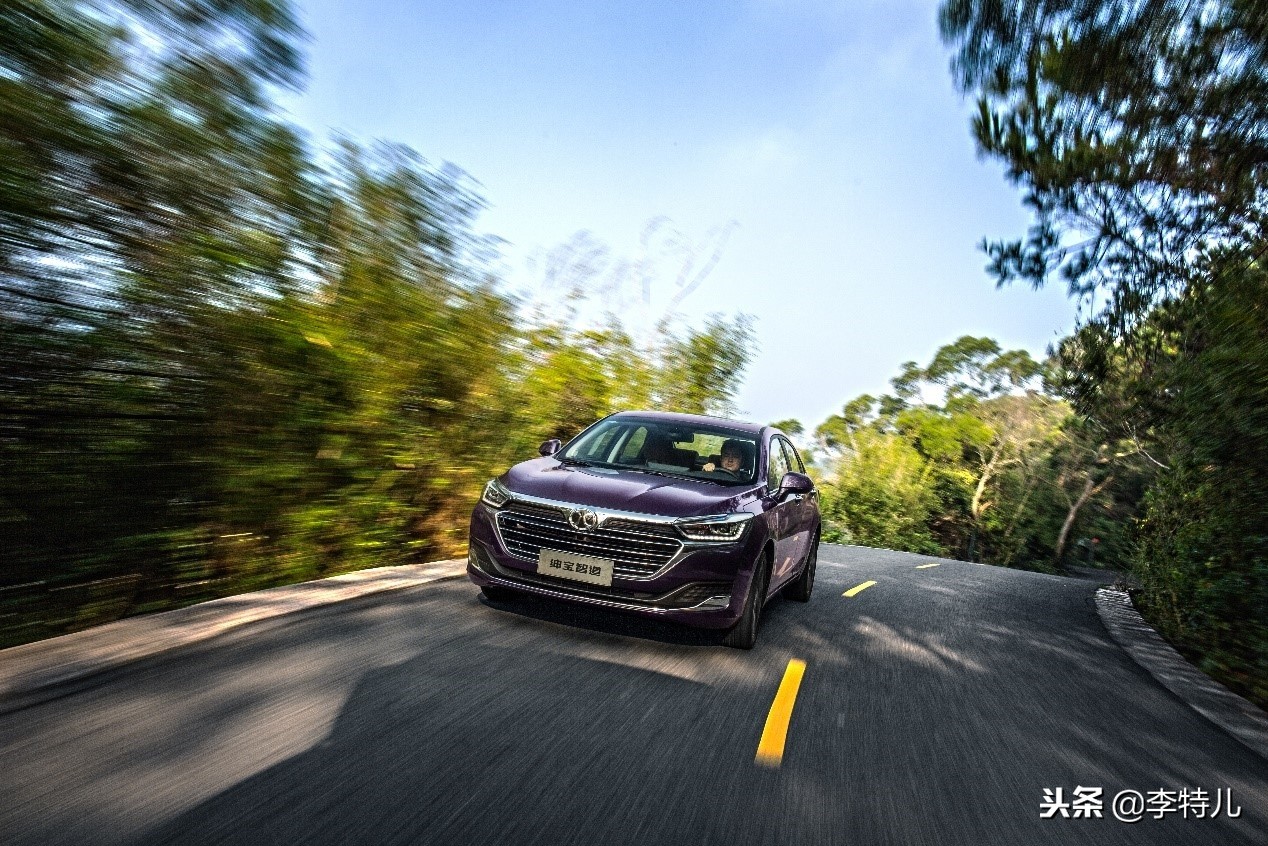 10万元买老款奔驰s级划算吗,新款北汽绅宝智道手动挡