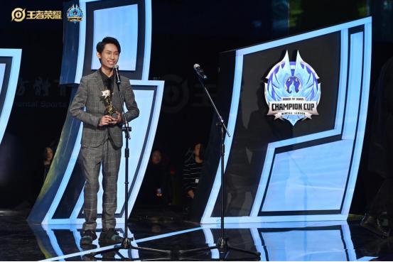 王者荣耀kpl最受欢迎选手梦泪领奖,王者荣耀梦泪获得奖项