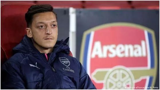 写“诗”歌颂恐怖主义，公然与中国对立，这样的明星到底是蠢还是坏？