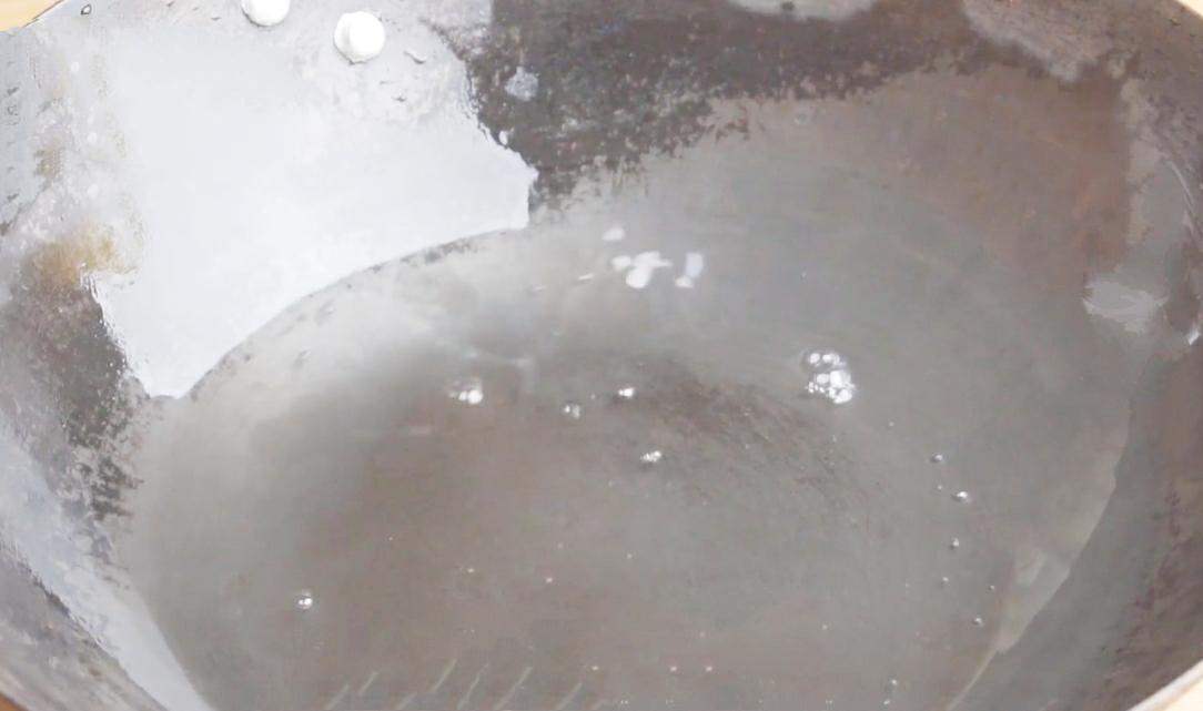 家用怎样做铁锅才能永远不生锈,生锈的铁锅别扔了学会这个小窍门