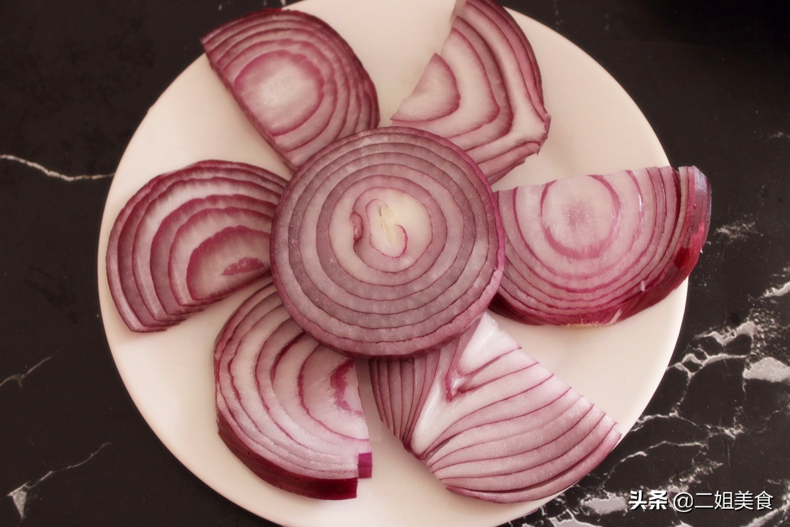 切洋葱辣到眼睛怎么缓解,怎么切洋葱不会被辣眼睛