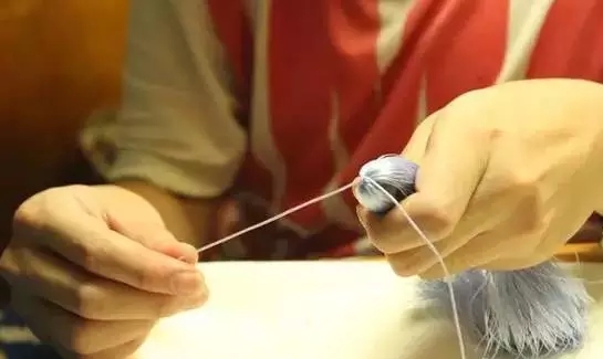 橄榄核雕手串如何打流苏视频,菩提手串有流苏和跑轮该怎么盘呀