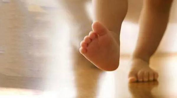 为什么孩子喜欢脱袜子穿鞋,孩子一年四季不脱袜子怎么办