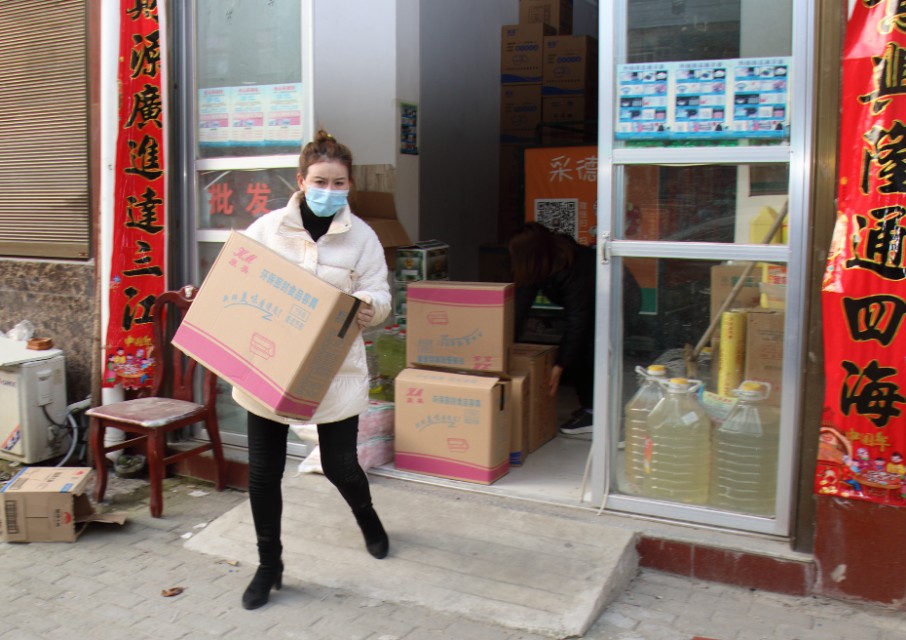 店主为抗疫一线免费送餐,青海美女给抗疫人员送饭