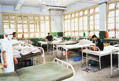 曾经人满为患的医院现在寥寥无几,一间房间挤进8个人