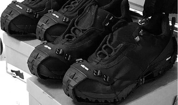 有许多配件的球鞋,拥有这些神器球鞋怎么会洗不干净