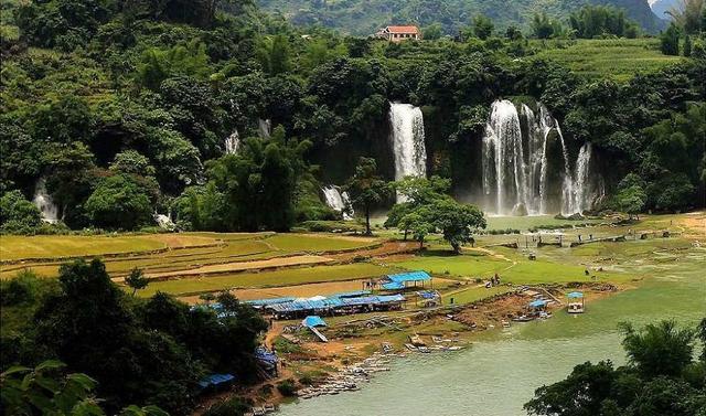 鹅泉为亚洲第一大跨国瀑布,全亚洲第一大跨国瀑布