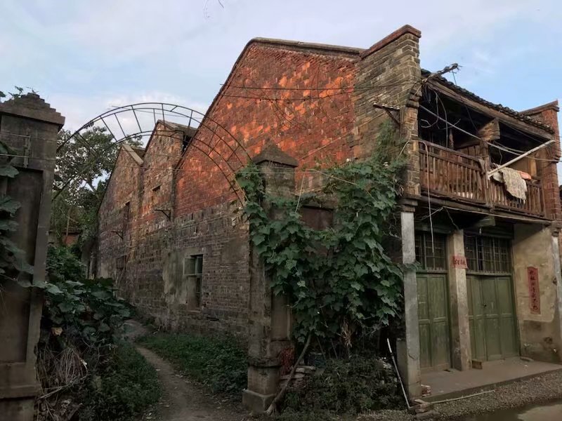 黄阳堡，那斑驳的旧墙，破败的老屋，似乎在坚守那千年不变的传承