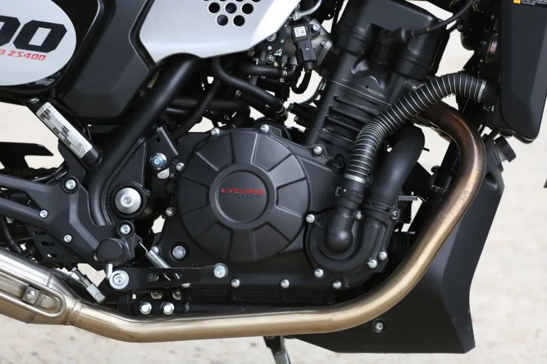 中量级双缸复古赛科龙re3试驾,宗申赛科龙re3双缸400复古摩托