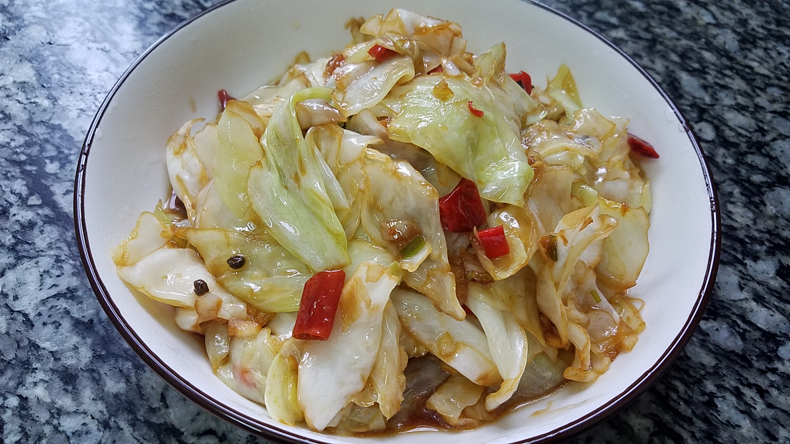 包菜怎样做好吃家常做法,包菜怎么做好吃又简单方便呢