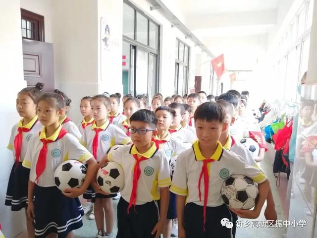 亮活力新乡小学展足球风采,小学校园足球比赛精彩瞬间七人制