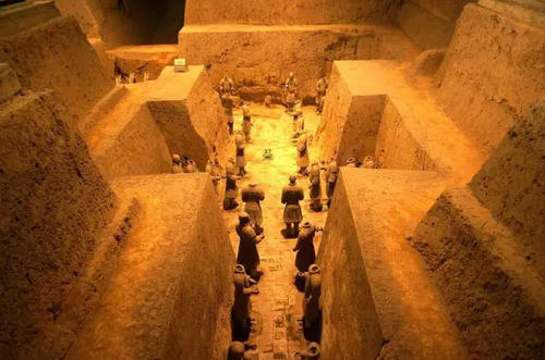 秦兵马俑旁边的土堆为什么不能挖,兵马俑中间的土墙里有什么作用