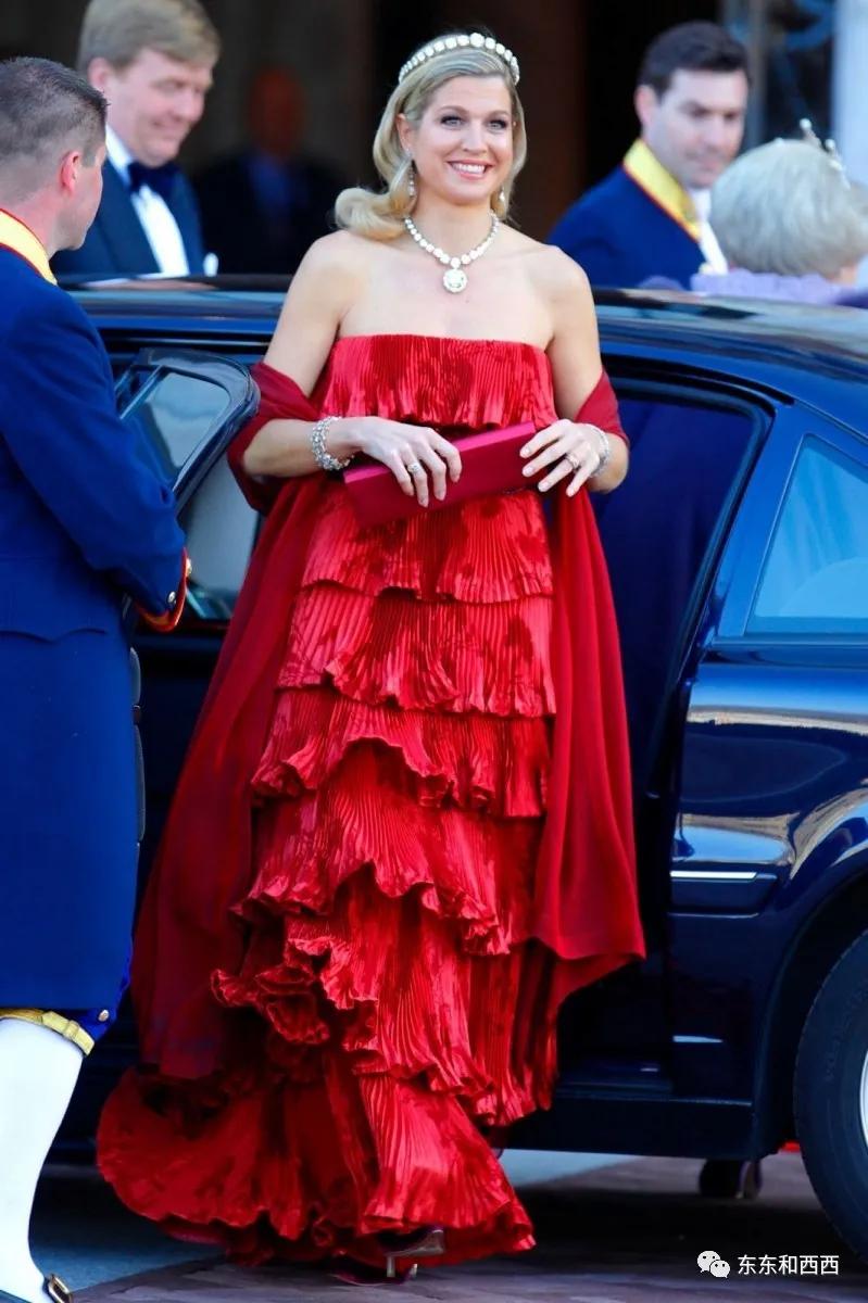 盘点英国女王戴过的王冠,英国女王和凯特戴同样的珠宝