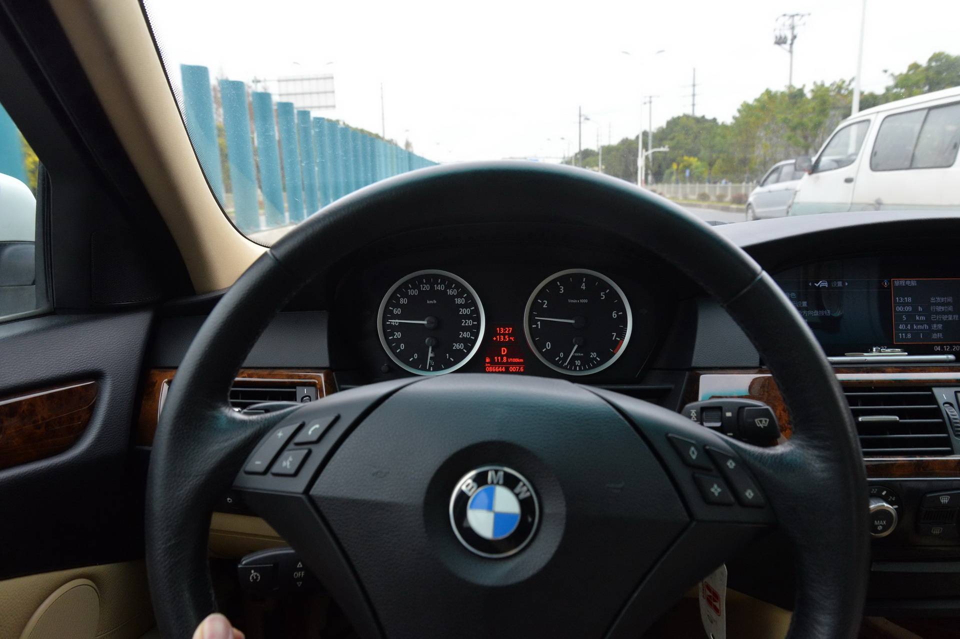 11万出头宝马5系，有电视带冰箱，顺丰小哥难自拔「路试笔记」