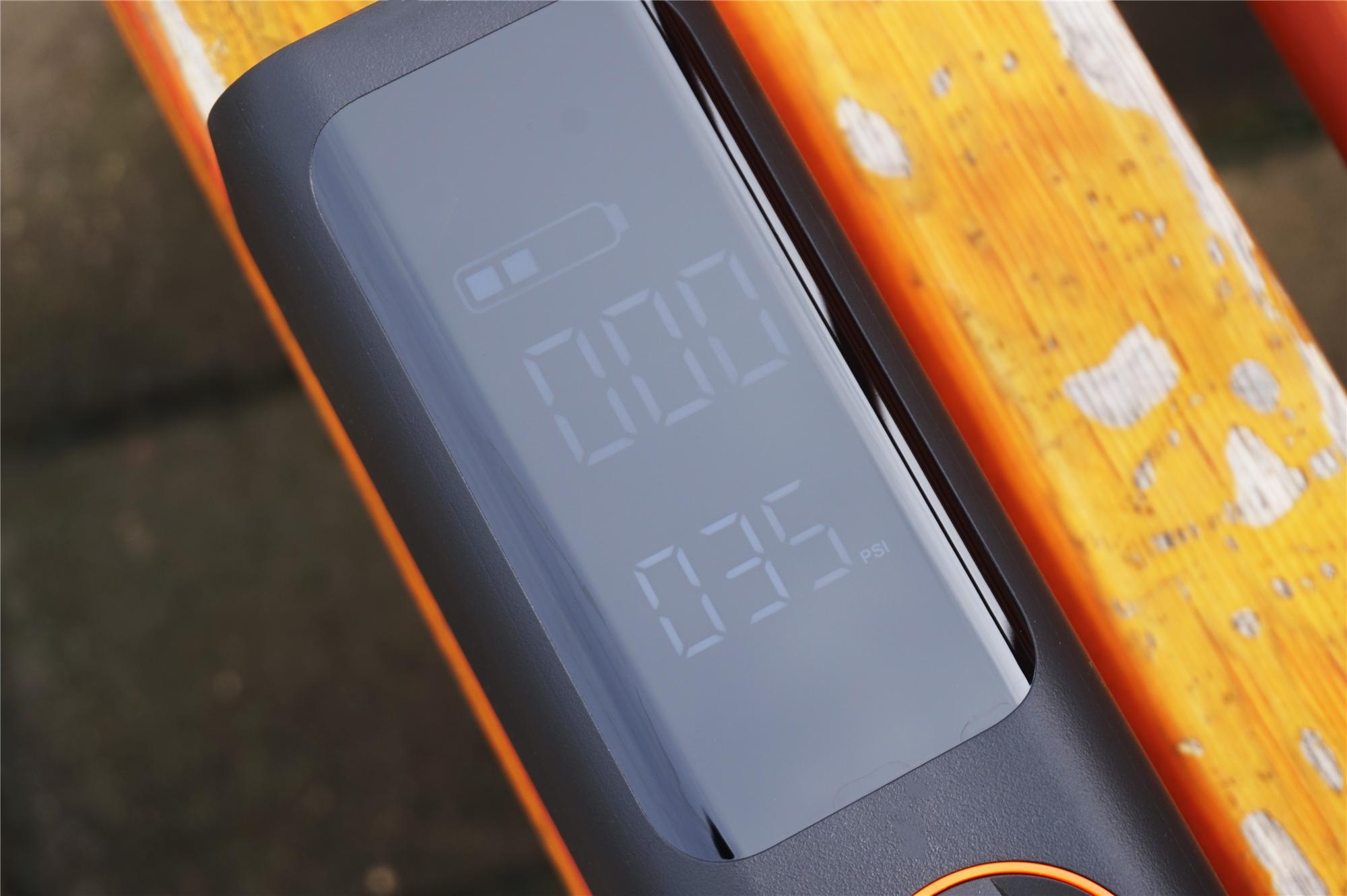 骑车出行就不怕路上爆胎了,开车遇到胎压不足