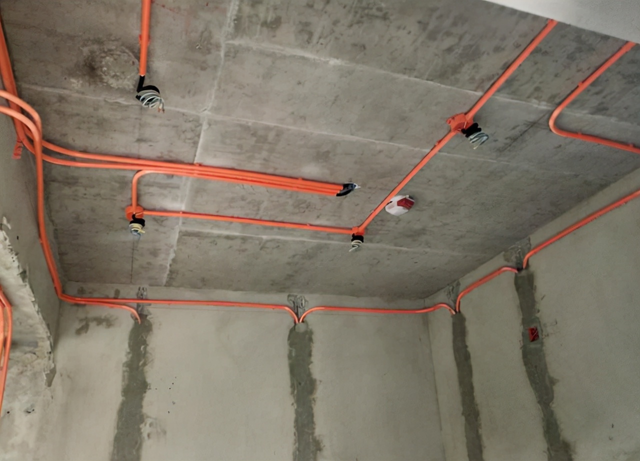 水电走顶开孔是违规的吗,水电走顶和走地的利弊关系