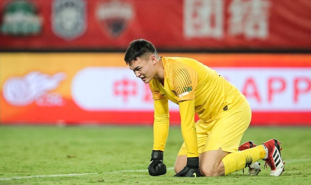 恼羞成怒！国奥门将公开吐槽队医：膝盖伤竟然开遗精药