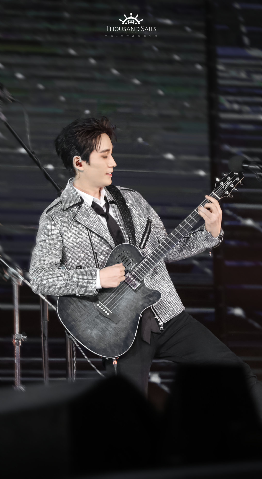 朱一龙跨年衣服,朱一龙瞬间脸红