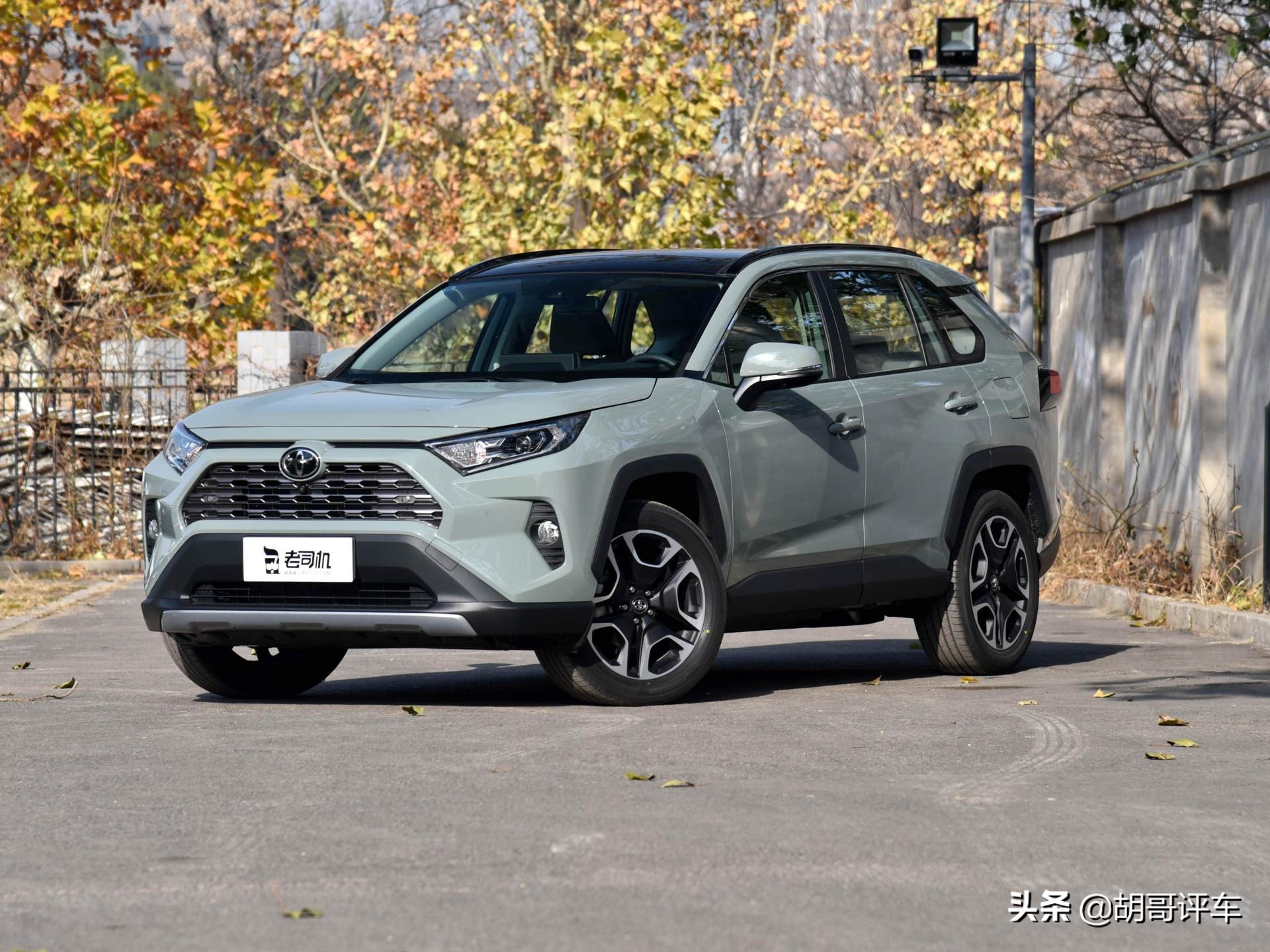 2.0L+四驱，油耗低，外观大气，实拍RAV4荣放