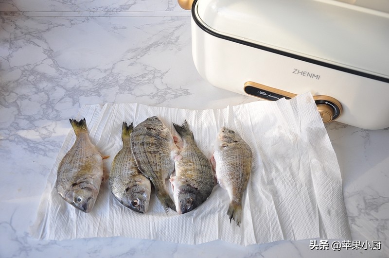 巧手主妇用海鱼做酸菜鱼，味道也不错，汤鲜肉也美味，都说味不错