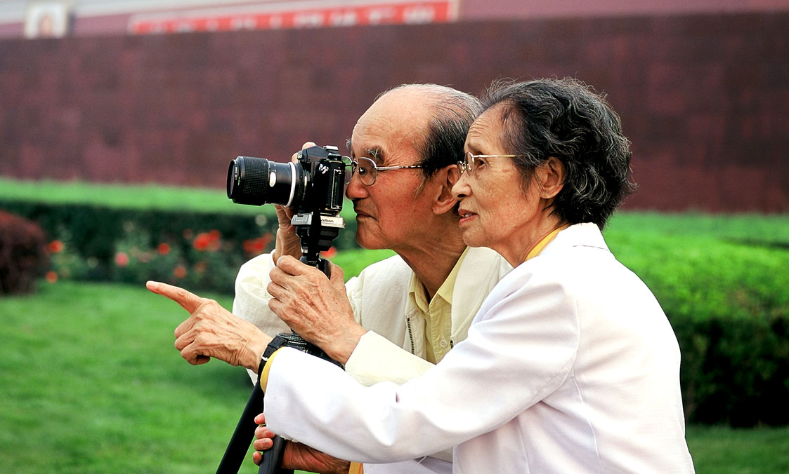 她和毛主席合影主席说：“女同志是半边天，要站在中间”