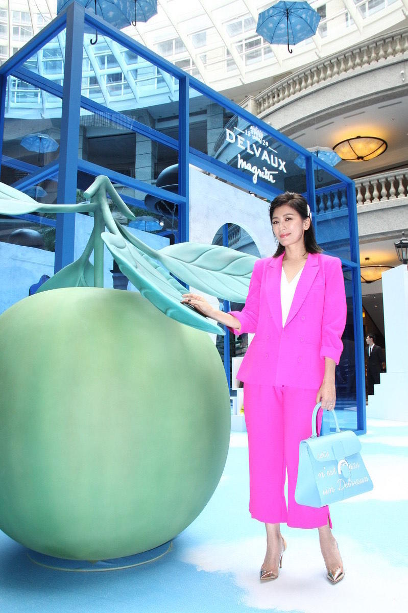 贾静雯竖条西装出席活动,贾静雯47岁穿红色裙出席活动