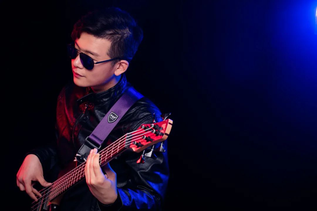 贝斯少年的逆袭路：曾被焦虑困扰曾是乐队配角