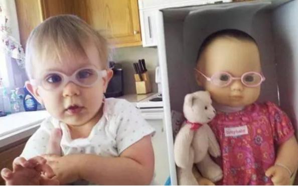 小孩长得越来越像玩偶,孩子长得像玩具