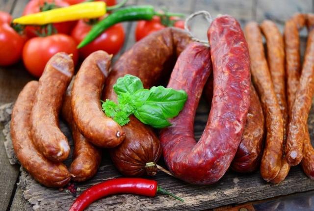 广式腊肠外面肠衣去掉吗,腊肠外面是什么做的