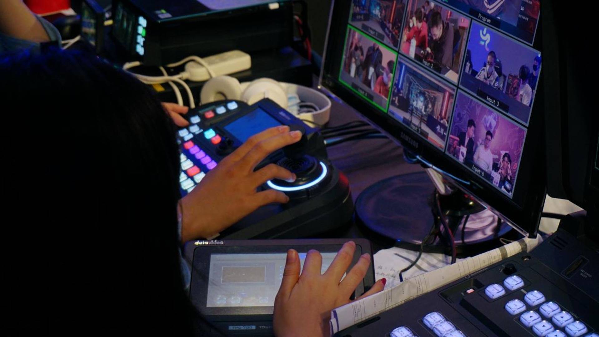 中国传媒大学如何在30秒内同台变换电竞赛事与舞台节目的拍摄直播