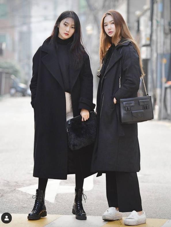 韩国风黑大衣如何搭配的,韩版黑色大衣配什么内搭最好看