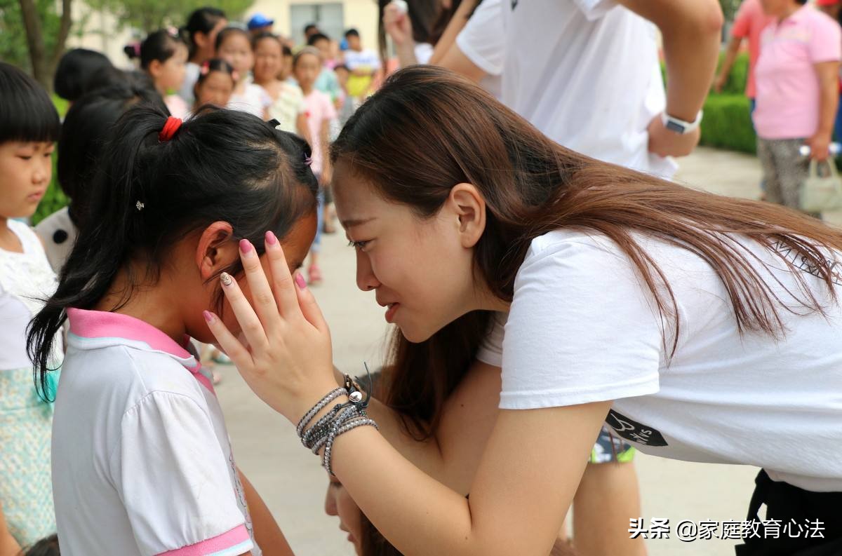 孩子很内向胆小家长该怎么引导,孩子内向胆小如何教育呢