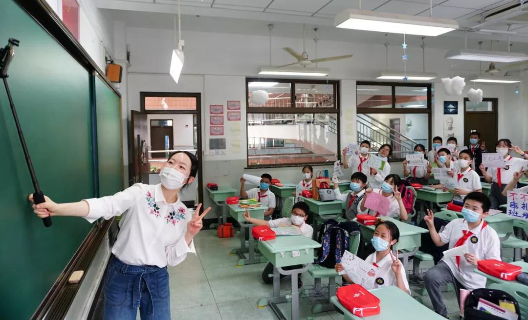 今天又有一批同学返校，来看师生们的自拍留念