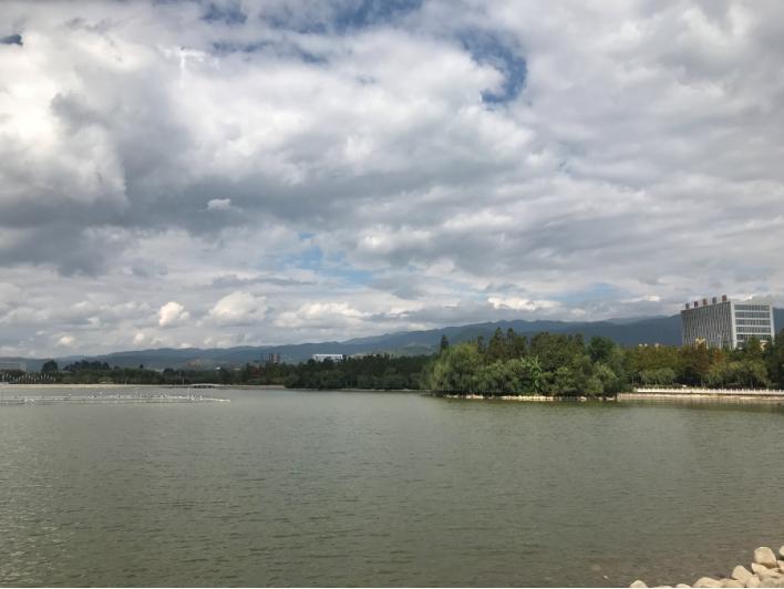 云南玉龙湖观鸟,临沧玉龙湖清晨的美景照片