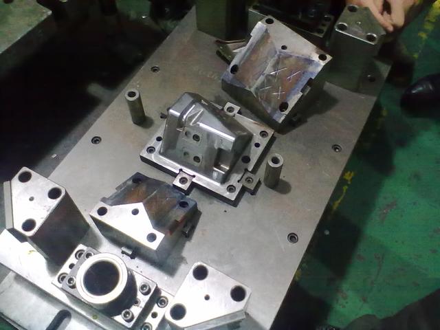 大型模具设计注意事项及问题,冲压模具的发展与模具设计