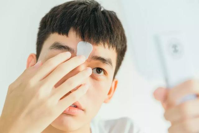 硬刚女皇龙妈也扛不住法令纹,2条沟壑让人心疼,贴一贴就消了